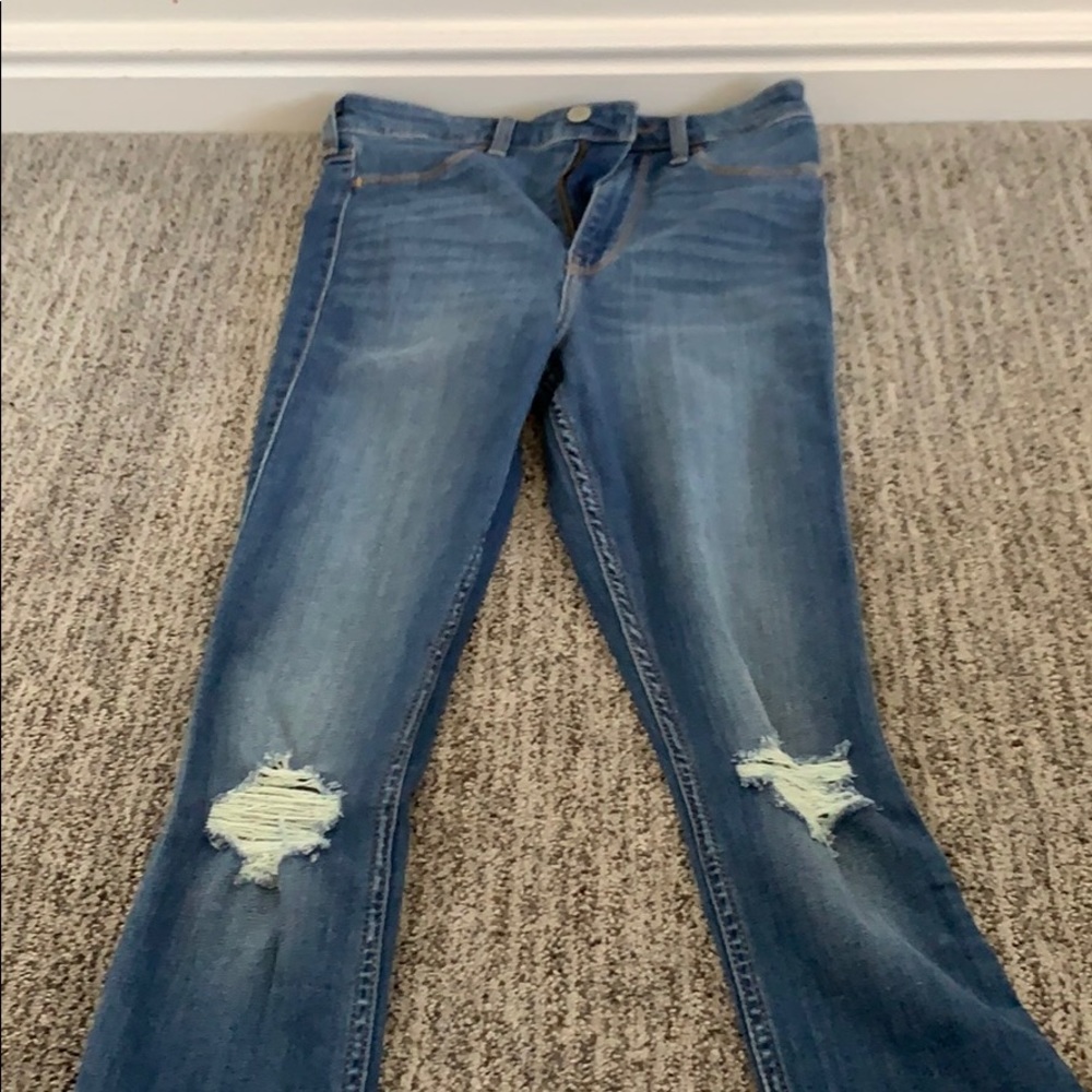 knee ripped hollister jeans !